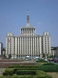 Poti sa vizitezi contrastele bucurestiului singur sau sa vii impreuna cu prietenii, dar nu mai mult de 20. Casa Presei Libere Centrul Turistic Bucuresti Romania Vintage Romania Romania Bucharest