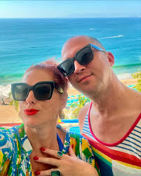Chosen Family in Puerto Vallarta is my love language❤️💋 #happyholidays  #happyholigays #puertovallarta #mexico #love #friends  #itsthemostwonderfultimeoftheyear @puertovallartamagazine  @visitpuertovallarta @outandaboutpv @suttonleeseymour @adamnsouza ...