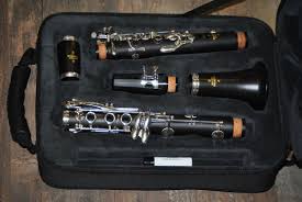 La clarinette (du provençal clarin désignant un hautbois1) est un instrument de musique à vent de la famille des bois caractérisé par son anche simple et sa perce quasi cylindrique. Clarinette Buffet Crampon E12f D Occasion Buffet Crampon