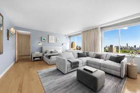 Liam Neeson Sells N.Y.C. Penthouse amid New Romance with Pamela Anderson