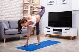 Beginne mit yoga, indem du ein paar asanas lernst, die dir spaß machen, bei denen du dich wohlfühlst und die deinen. Yoga Zu Hause Was Muss Ich Beachten 12 Tipps 8 Ubungen