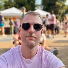 GayThreads are we a fan or gym mirror selfies or nah? 📸 🙊 🌈