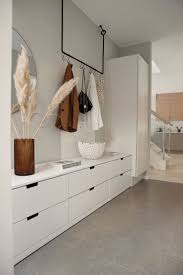 Schlichte flurmöbel mit hochglanzfront und metall wirken modern. Deko Flur Garderobe Modern Wohnung Garderoben Eingangsbereich