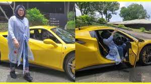 Tunku tidak dapat menduduki peperiksaan akhir ijazah sarjana muda sastera kerana terlupa jadual waktu peperiksaan. Macam Tak Muat Je Masuk Kereta Gara Gara Tayang Pandu Ferrari Erma Fatima Kena B0dy Sh4ming Teh Tarik Kaw