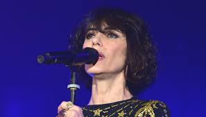 Proprio il rapporto di alex baroni con giorgia è stato forse l'elemento più tragico e maggiormente sentito da parte del pubblico. Giorgia Gocce Di Memoria La Canzone Dedicata Ad Alex Baroni Dilei