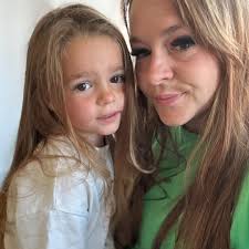 Hi, can anyone recommend someone in the area who does eyelash extensions  please? Thank you.