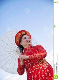 Auf der suche nach einem perfekten brautkleid für eine hochzeit mit wald, strand, rasen oder kaufen sie von milanoo für das schicke und gute qualit?t 2021 boho & bohemian hochzeitskleid in. Braut Die Vietnamesische Ao Dai Tragt Stockbild Bild Von Sonderkommandos Vietnam 79315297