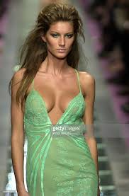 Brazilian Model Gisele Bundchen Walks The Runway At The Versace Picture Id468889812 672 1024 Supermodels Gisele Bundchen Brazilian Models