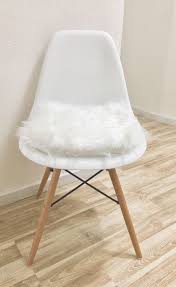 Weisses Gepolstertes Stuhlkissen Fur Eames Stuhle Kunstfell Stuhlauflage Stuhl Sitzkissen Kuche Esszimmer Langhaarplusch Sitzkissen Stuhlkissen Eames