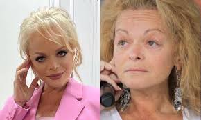 Этим звёздам лучше не показываться без макияжа на людях! ❗️Редкие «честные»  фото звёзд потрясли народ. На красных дорожках и под светом софитов они  выглядят иначе. 🫣 Поклонники привыкли видеть знаменитостей при полном