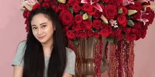 Denise chariesta tidak hanya mempunyai satu usaha gaes, dirinya ternyata mempunyai usaha lain selain coffee shop yaitu berjualan bunga. Viral Video Pamer Kemewahannya Di Medsos Selebgram Denise Chariesta Beri Klarifikasi Diadona Id