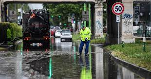 Nubifragi e grandine a milano. Maltempo A Milano La Protezione Civile Dirama L Allerta Arancione Monitorati Il Lambro E Il Seveso Possibili Trombe D Aria Il Fatto Quotidiano