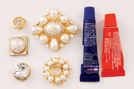 Brooch bouquets handcrafted from vintage brooches and jewels, wedding headbands and. Diy Brooch Wedding Bouquet Made Of Vintage Family Brooches And Pearls