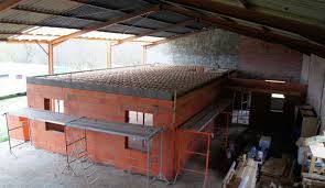 En tout état de cause, il s'agit d'un chantier complexe tant pour ce qui concerne son aménagement proprement dit que pour ce qui concerne le permis de construire (le volet paysagé notamment) et les contraintes techniques (une grange servant auparavant d'enclos par exemple est légère et le sol peut n'être pas apte à recevoir une habitation). Maison Dans Un Hangar Agricole Un Projet A 100 000 Euros
