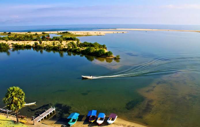 Batticaloa Lagoon 56km Ampara birdlife Eco-Park island picnic boat ride migratory resident birds east coast Sri Lanka