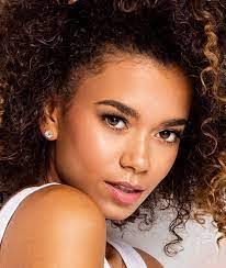 Kim Silk's Instagram, Twitter & Facebook