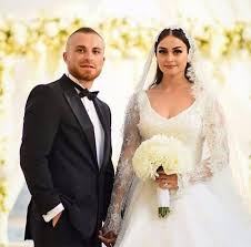 Burhan şeşen'in ikinci eşi dilara şeşen'den olan 20 yaşındaki kızı dilhan şeşen de bu, babamının 3'üncü evliliği. Sozcu Gazetesi Gokhan Tore Nin Esi Esra Bilgic In Facebook