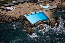 Construído na década de 1960 e inaugurado em 1966, foi desenhado pelo arquiteto álvaro siza vieira. These Stunning Photos Commemorate The 50th Anniversary Of Alvaro Siza S Pool On The Beach Archdaily