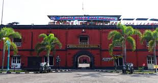 Sementara untuk parkir motor rp 5.000, mobil rp 10.000. Benteng Van Der Wijck