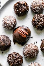 Bourbon Balls Old Fashioned No Bake Recipe Wellplated Com Christmas Food Desserts Christmas Desserts Christmas Baking
