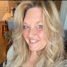 Robert Hunter is belting Cody Johnson's country classic, "'Til You Can't."  🤠