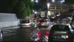 Roma sprofonda sotto il peso violento della pioggia che manda in crisi i sistemi di raccolta come tombini e caditoie. Violento Nubifragio A Roma Tg5 Video