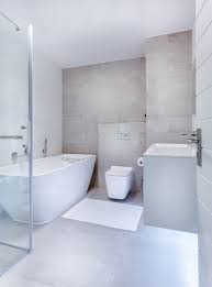 Poser du carrelage sur les murs de salle de bain est une manière efficace de les protéger. Carrelage Grand Format La Grande Tendance