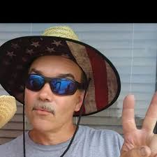 An all-star lineup: President Reagan, Goldie Hawn, Kurt Russell, and a  young Wyatt Russell in the LA Kings locker room 🌟