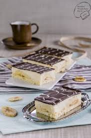 einfache bananen creme schnitten aus biskuit vanillepudding sahne und einer schon verzierten schokoladendecke bananen creme kuchen und torten bananen kuchen