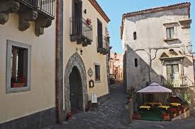Castiglione di sicilia, uno dei borghi più belli d'italia, è un caratteristico centro medievale posto tra l'etna e l'alcantara. Hotel Federico Ii Castiglione Di Sicilia Albergo Castiglione Di Sicilia Centro Storico