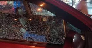 Nak taknak memang terpaksa baiki atau gantikan dengan cermin kereta yang baru. Cemas Cermin Kereta Ditembusi Objek