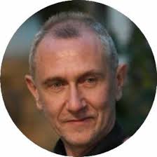 Ha solo 9 anni quando fugge con la famiglia dalla dittatura jugoslava che… 