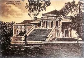 Pada tahun 1965, sultan memindahkan kediamannya ke sebuah istana baru (istana abu bakar), di mana istana diraja sekarang berada. Muzium Diraja Abu Bakar