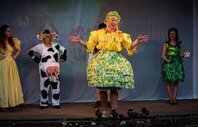 Lehrs pour l'appeler par son nom, en dit assez sur cette pantamine de l'obsessionnel. Pantomime A British Christmas Tradition Theatreartlife