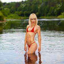 Mulher Surpreendente Molhada No Biquíni. Menina Bonita Em Um Biquíni Na  Água. Modelo Da Aptidão Posando Na Costa Foto Royalty Free, Gravuras,  Imagens e Banco de fotografias. Image 170735763