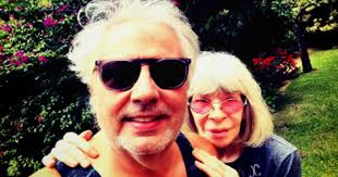 Rita lee ocupa um espaço único dentro do universo da música popular brasileira. Rita Lee E Roberto De Carvalho Preparam Musica Nova Com Previsao De Serem Apedrejados Por Roqueiros A Radio Rock 89 1 Fm Sp