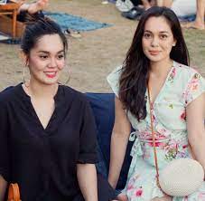 Beliau merupakan kakak kepada nelydia senrose dan kakak kepada bekas juara dewi remaja 2015 iaitu raysha rizrose. Foto Inilah Dia Ibu Dan Ayah Uqasha Nelydia Senrose Mana Tumpahnya Kuah Kalau Bukan Ke Nasi Patutlah Cantik Berita Steady