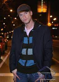 Jest aktorem, prezenterem pogody, pracuje również jako lektor. Ziemowit Pedziwiatr Agencja Aktorska Skene