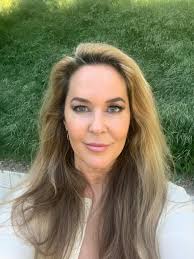 Happy Easter, Friends! ❤️ Here's Erin's Easter Joke of the Week!! Where  does Christmas come before Easter? ? 🐣 🤷‍♀️ 🐇 ? In the Dictionary! 🤣  #DadJokes #momjokes #kidjokes #ErinJokes #jokes #silly #funny #Easter