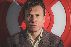 Alexander (29) groeide op met een alcoholverslaafde vader: “Toen ik mijn  vrouw leerde kennen, zag ik de teleurstelling in haar ogen: ik had net zo  goed een drankprobleem”