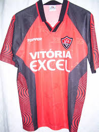 No ano passado, as duas equipes se salvaram da ameaça de queda de divisão na 37ª rodada. Vitoria Home Baju Bolasepak 1997