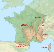 Montagnes jeunes aux sommets élevés et couverts de neige, comme les alpes ou les pyrénées elle est baignée par la mer baltique. Massif Du Jura Wikipedia