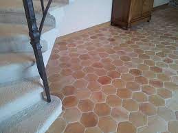 Les Tomettes Hexagonales En Terre Cuite 16x16 Antique A L Aspect Ancien Tons Beige Rose Associent Simplicite Et Tomette Terre Cuite Tomette Tomette Hexagonale