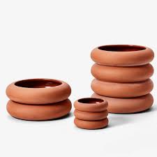 Elle évite de ranger la vaisselle que l'on utilise plusieurs fois par jour dans des placards pour la retrouver facilement. Stacking Planter Planters Chen Chen K Williams Areaware Charles Marie S Design Geschenke Shop