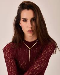 La collana #Hypnotic si distingue per il #design sinuoso ispirato al  serpente: simbolo di forza, protezione e trasformazioni infinite.  L'inaspettato gioco di dettagli rende questo gioiello #unico, grazie alla  testa sfaccettata che