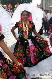 Luna, el misterio de calenda. Tehuana En Calenda Mexican Outfit Mexico Dress Mexican Style Dresses