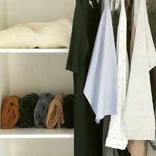 Vetement homme tendance, vetement pour homme de journée, chic décontracté, chemise blanche, pantalon moulant gris, baskets blanches, veste bleu nuit. Desencombrement Comment Faire Le Tri Dans Sa Garde Robe