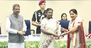 Murmu honours Neelam Yadav of Rajasthan