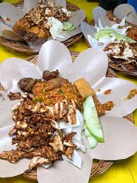 2 nasi + 2 ayam crispy + 2 sambal + 2 lalapan + 2 es teh manis. Kegilaan Baru Orang Gombak Ayam Gepuk Pak Gembus Pedas Sambalnya Sampai Menangis Makanan Resipi Explorasa Forum Cari Infonet
