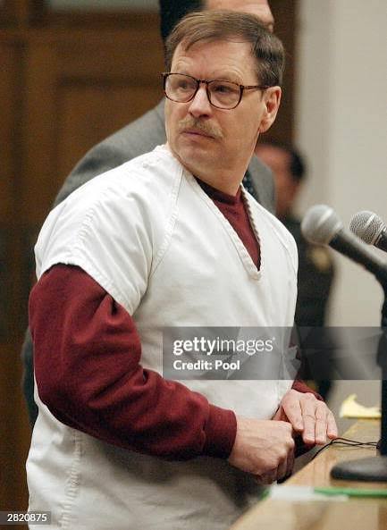 Green River Killer Gary Leon Ridgway cries as he reads a statement in...  News Photo - Getty Images